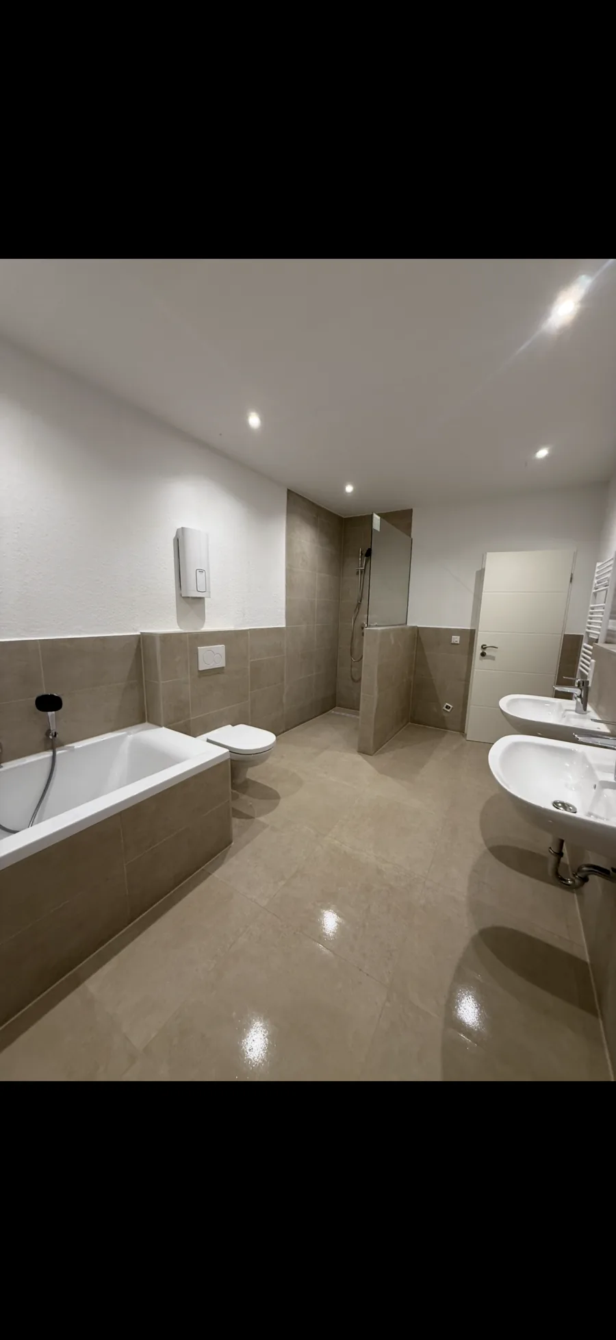 Badezimmer nach der Komplettsanierung – modernes Design
