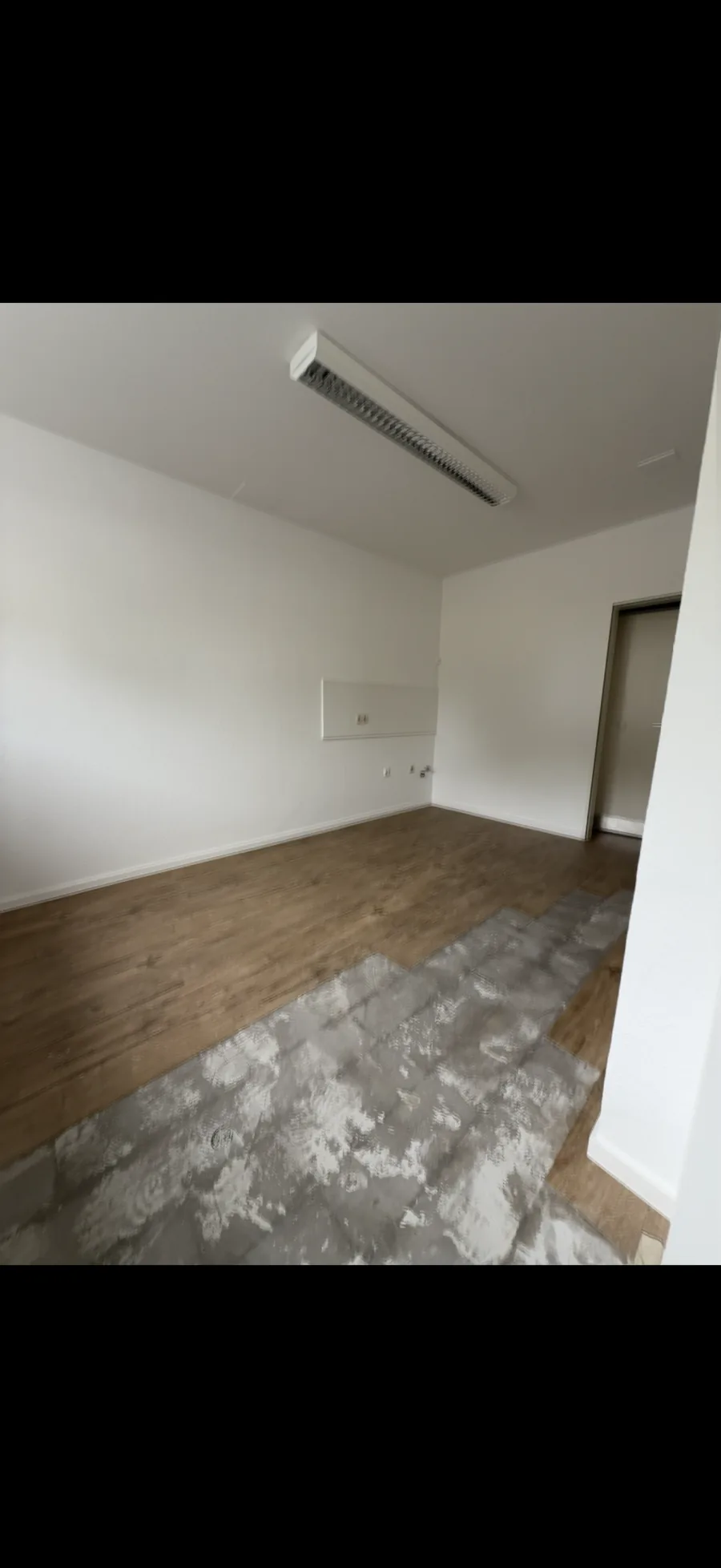 Badezimmer vor der Sanierung – veraltete Fliesen und Armatur