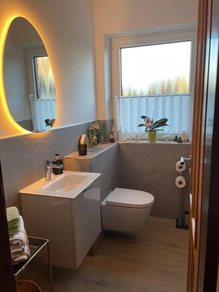 Kleines Badezimmer nach der Sanierung – hell und modern