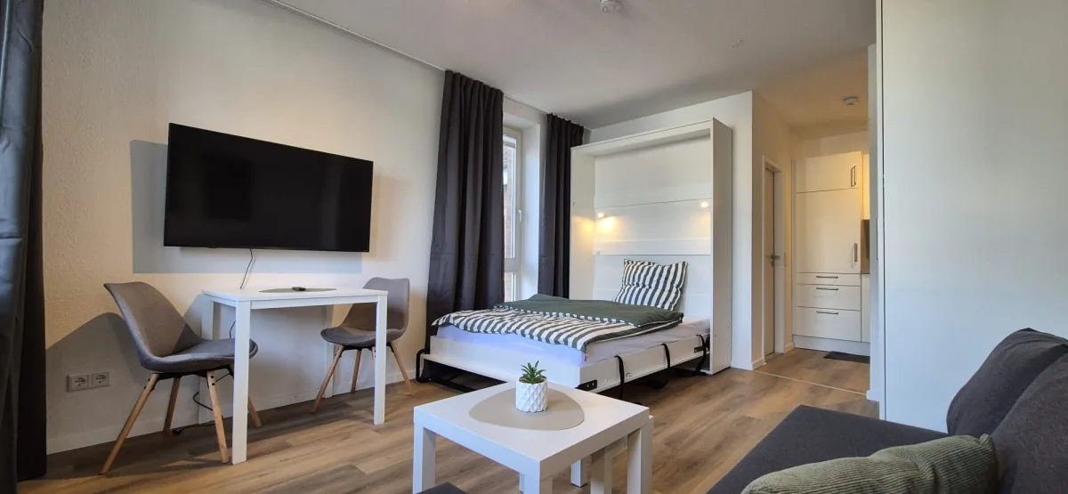 Zimmer nach der Renovierung – modern eingerichtet mit Wandbett