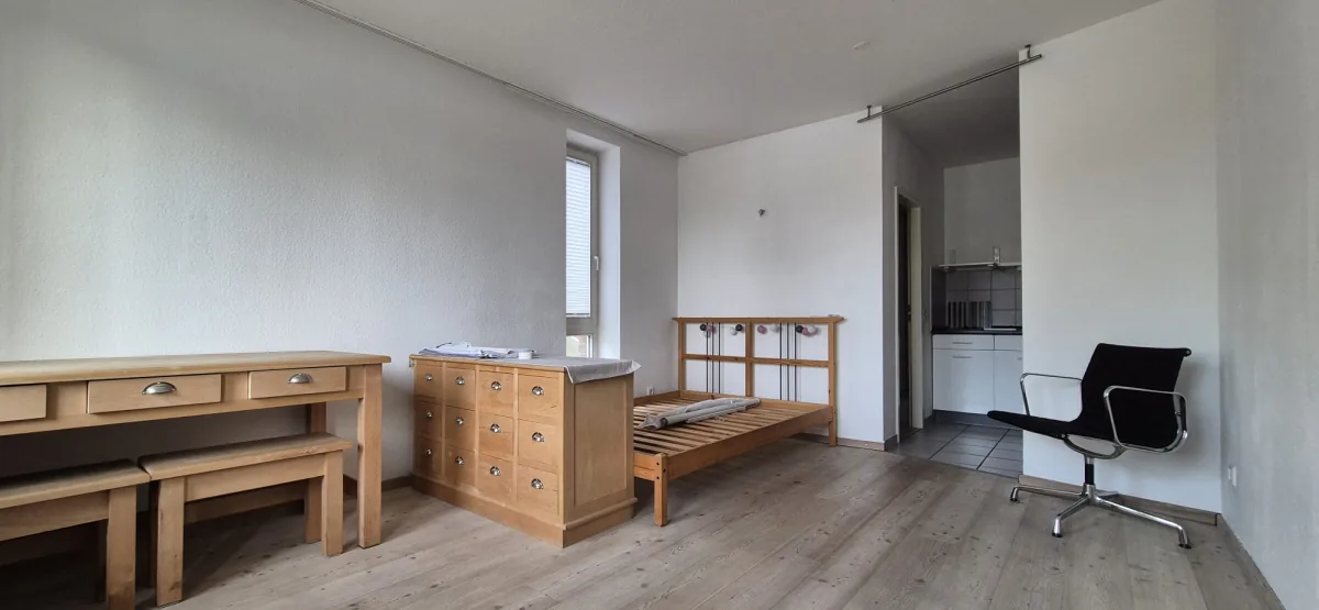 Zimmer vor der Renovierung – einfache Möblierung